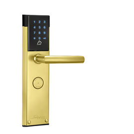 Η κλειδαριά της πόρτας είναι χρυσή και ξεκλείδεται με κωδικό ή με μηχανικό κλειδί.